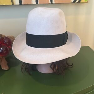 Untouchables 100% white and black hat